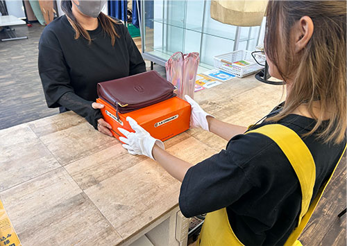 錬金堂の店頭買取の様子