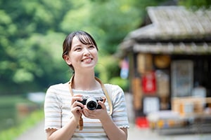 カメラを構える女性