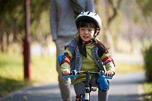 自転車に乗る子供