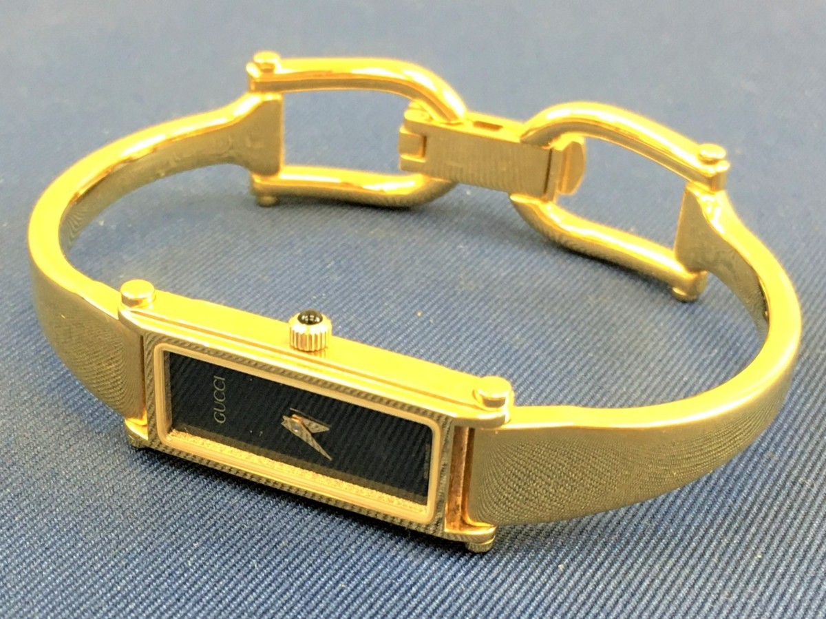 GUCCI バングルウォッチ 1500 黒文字盤×金 ゴールド レディース 腕時計 ブレスレット 美品のお買取をさせていただきました