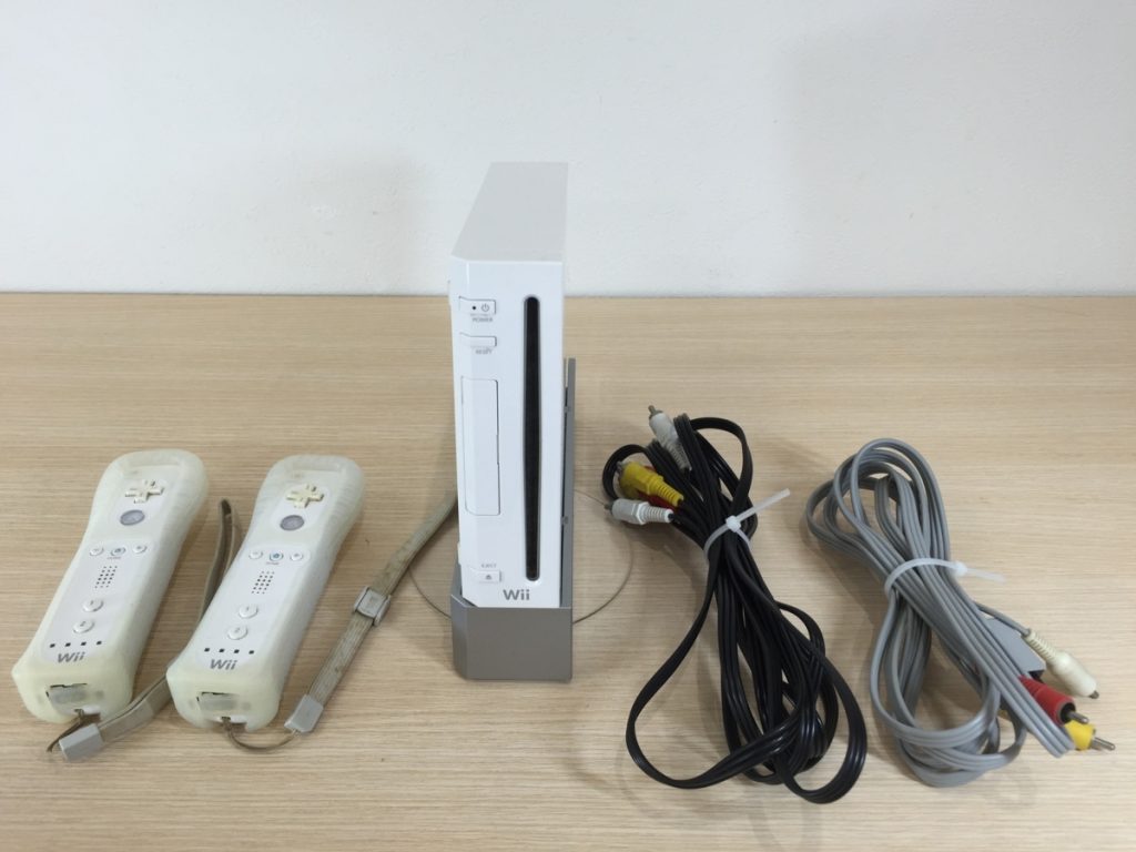 Wii本体 本体スタンド リモコン2本 周辺機器まとめのお買取をさせて