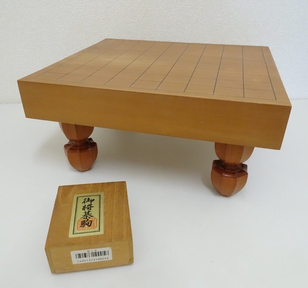 将棋盤 脚付き 駒付属 天然木製 卓上のお買取をさせていただきました