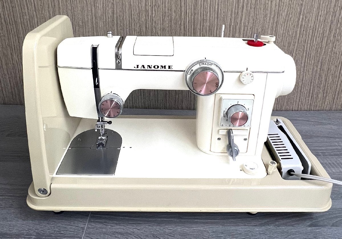ジャノメミシン昭和レトロモデル802 ミシン糸たくさん 動作確認済み ジャノメミシン昭和レトロモデル802 ミシン糸たくさん 動作確認済み