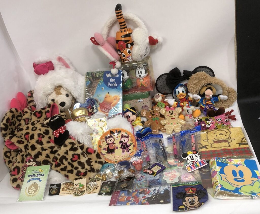 大量 ディズニーグッズいろいろまとめて お土産いろいろ ぬいぐるみ/キーホルダー/ピン/フード付きマフラー/ペン 現状品