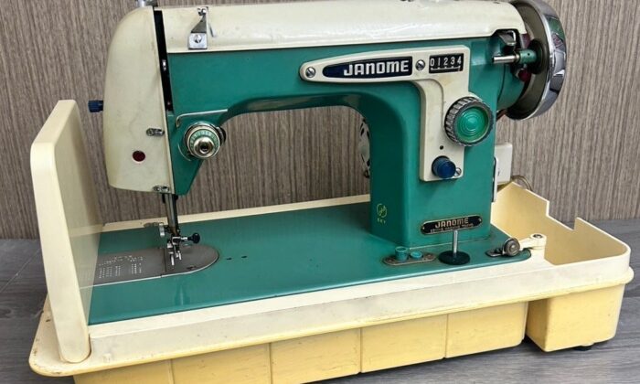 【早い者勝ち！】昭和 レトロリッカーミシン 🧵【レトロなRICCARミシン】 今回お預かりしたのは、八幡西区の