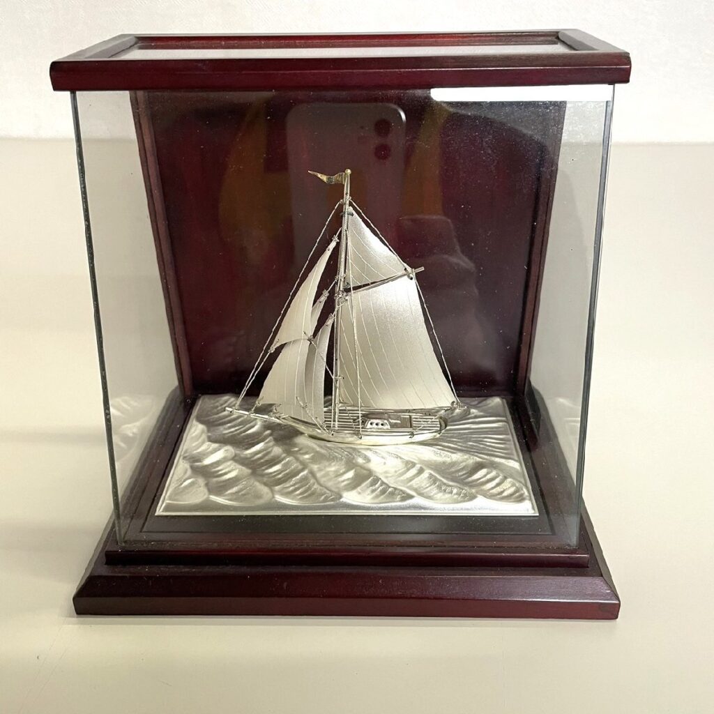 銀製(純銀刻印)帆船 置物 台付 ヨット シルバー 金属工芸 ガラスケース 銀製(純銀刻印)帆船 置物 台付 ヨット シルバー 金属工芸 ガラス
