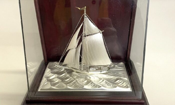 韓国陶窯 青磁 花瓶 雲鶴図 済州道 済州島 文化財鑑定畢 木箱入【k361】 韓国陶窯 青磁 花瓶 雲鶴図 済州道 済州島 文化財鑑定畢 木箱入