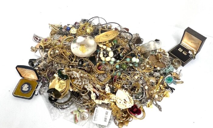 アクセサリー　イミテーションまとめ売約1kg 遺品整理 Yahoo!オークション - 1円～ 1kg以上 遺品整理 アクセサリー
